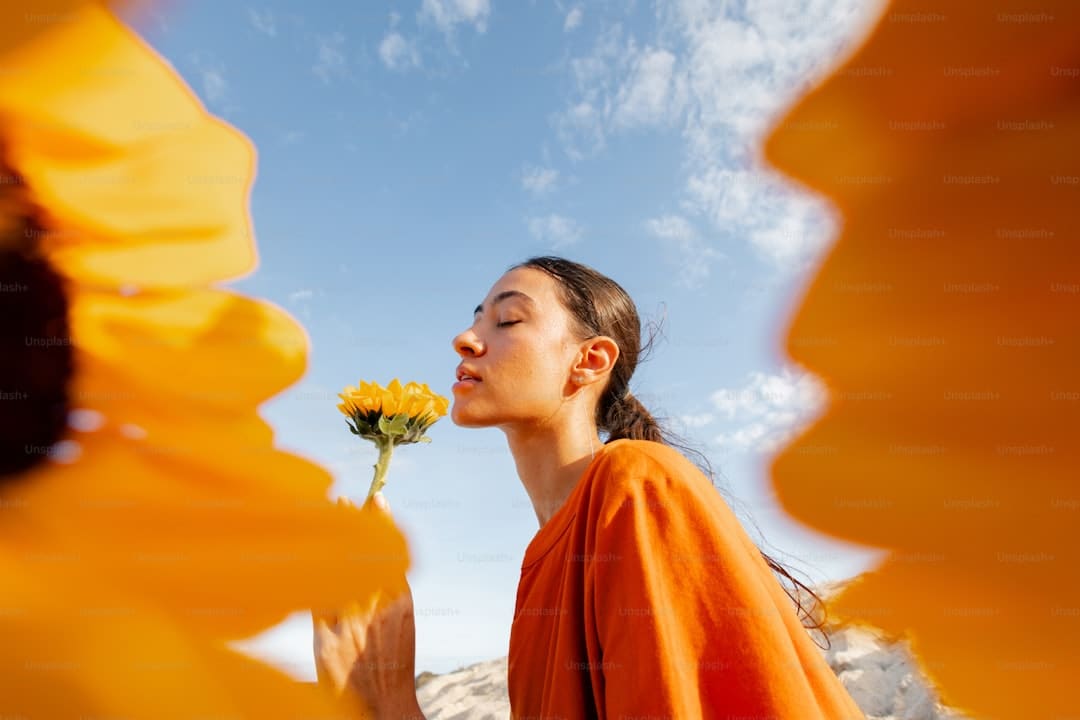 盯着拾荒老人不放，是怜悯？还是想遮羞？